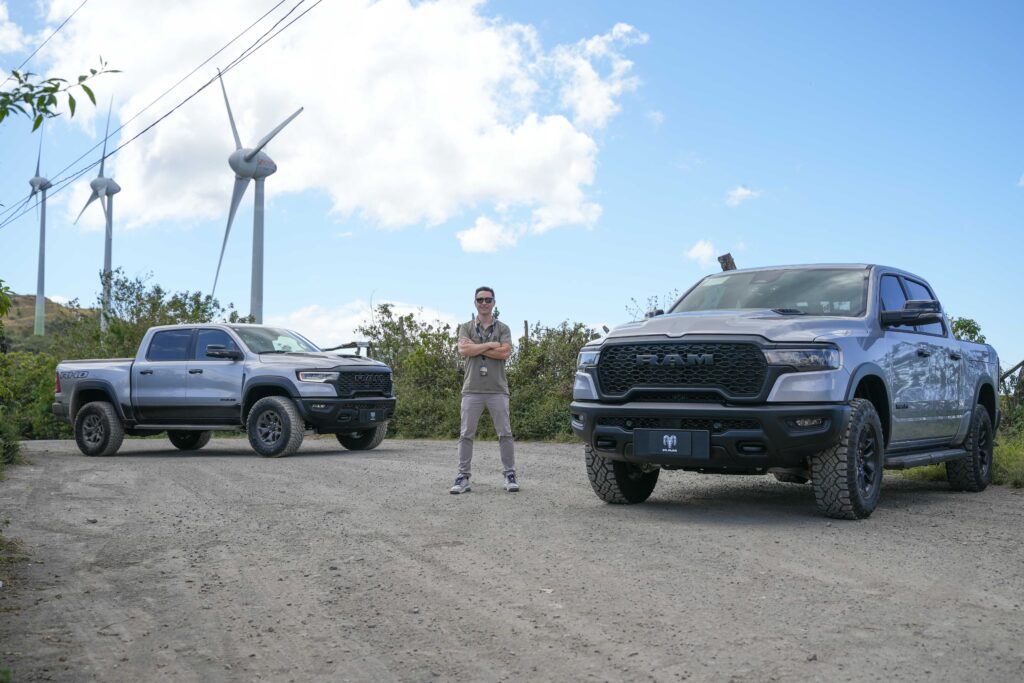 Fabio Alves, brand manager Sudamérica y el Caribe, junto a las versiones RHO y Rebel de la nueva RAM 1500, en el Parque Eólico Santa Ana, en el valle central de Costa Rica.