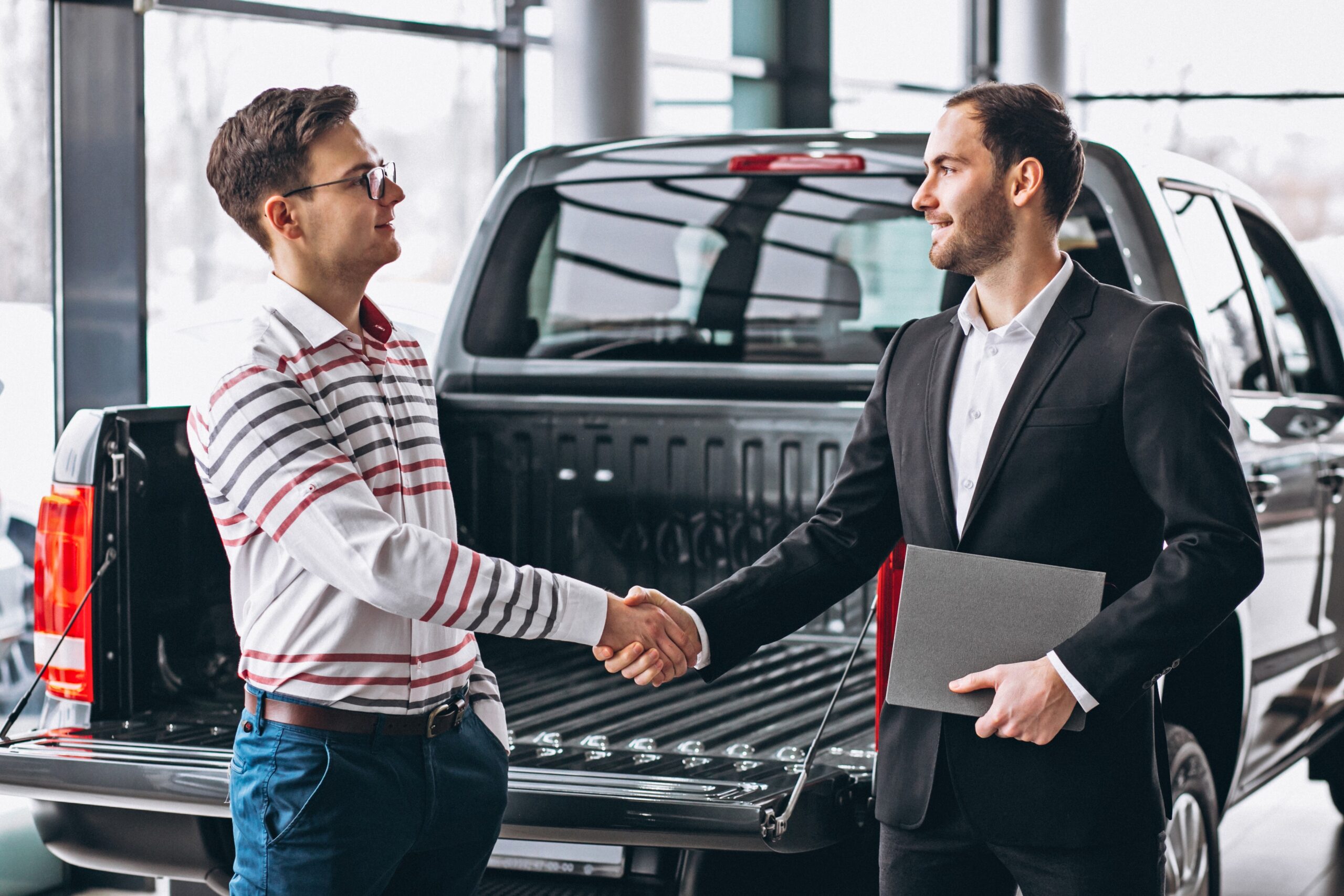 hombre-comprando-un-carro-1-scaled.jpg