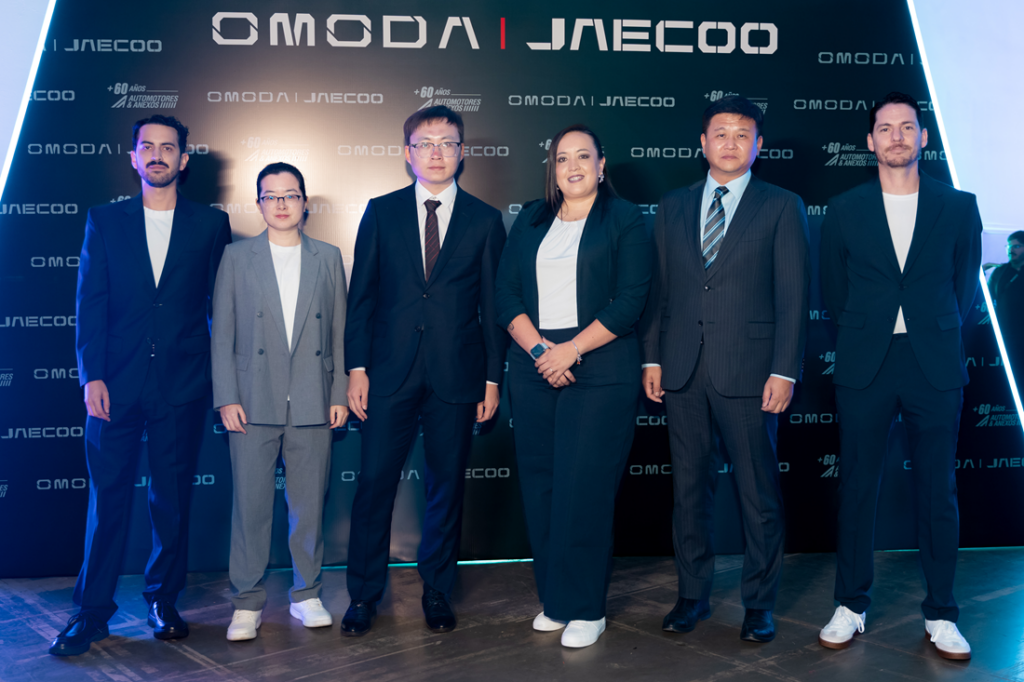 Nicolás Buñay, jefe de Producto de Omoda & Jaecoo; Karen Zhang, regional marketing manager de Omoda & Jaecoo; Eddie Yao, country manager de Omoda Jaecoo; Cristina Regalado, jefa de Marketing de Omoda & Jaecoo; Caesar Huang, deputy general manager para la región Latam; e Ignacio Malo, director de Marca de Omoda & Jaecoo.