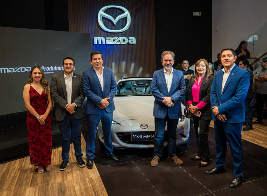 Tiffany Vinueza, coordinadora de Marketing de Mazda; Juan Fernando Vaca, gerente de Marketing de Mazda; Alejandro Santillán, gerente zonal de Mazda; Juan Fernando Molina, miembro del Directorio de Corporación Maresa; Gloria Navas, gerente de Operaciones; y Pablo Burbano, gerente de la Unidad de Negocio de Mazda.